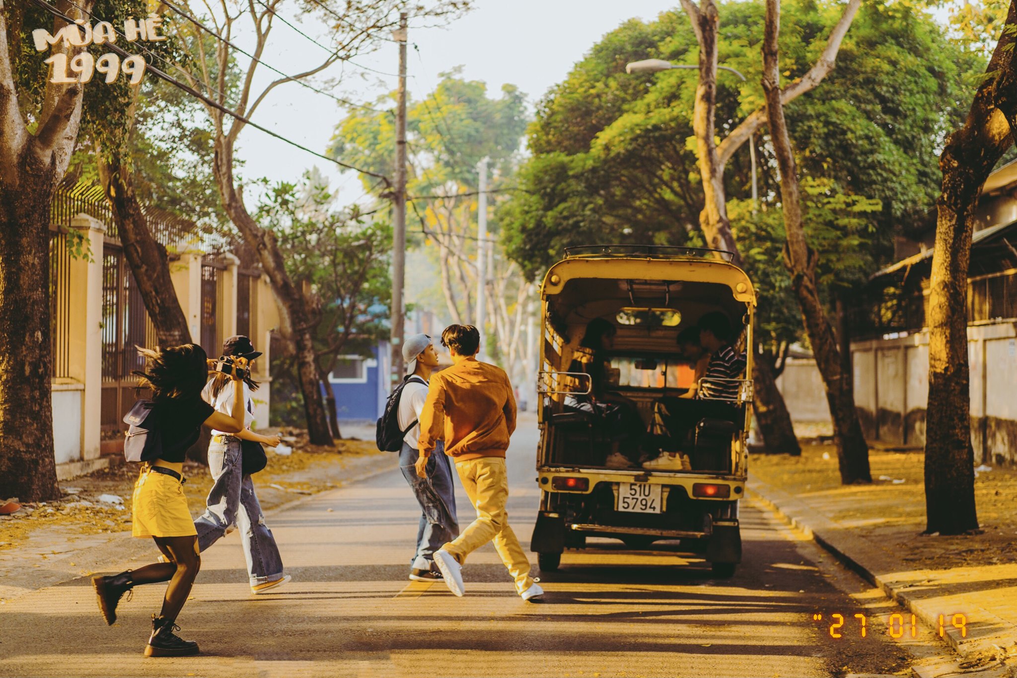Lãng mạn, hoài cổ là những điều chúng ta thấy được qua cái nhìn đầu tiên của "Mùa hè 1999".