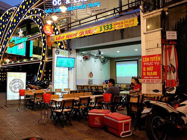 TP HCM mở lại nhà hàng, tiếp tục đóng karaoke
