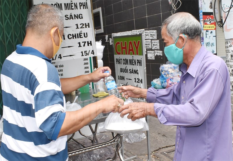 Ấm lòng ngày giãn cách, Việt Nam nơi tình người luôn hiện hữu